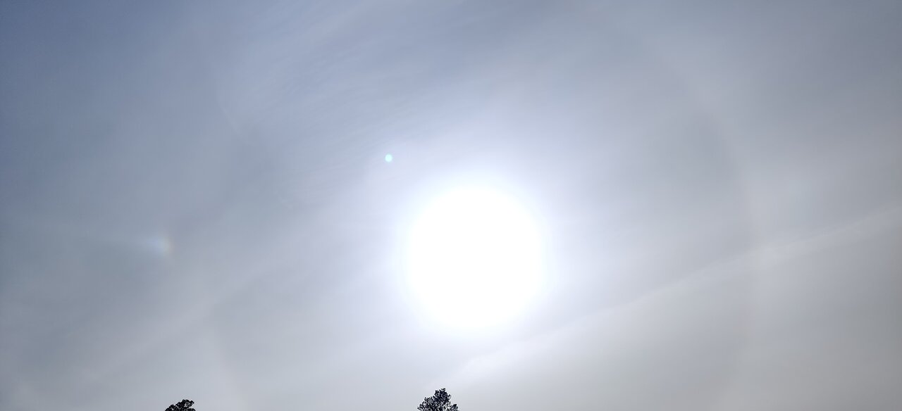 10.4.2025: Sun halo, white trail