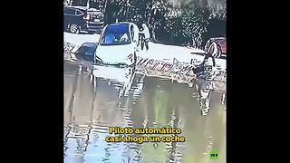 El modo de estacionamiento automático casi hunde un auto