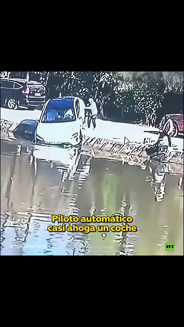 El modo de estacionamiento automático casi hunde un auto