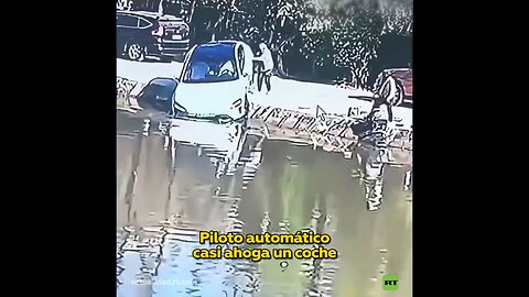 El modo de estacionamiento automático casi hunde un auto