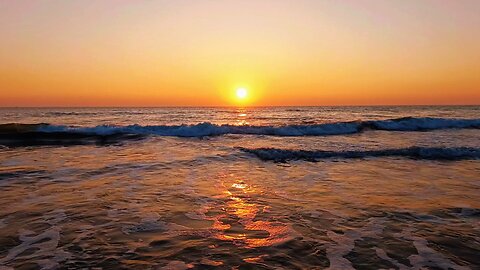 Peaceful Ocean Waves at Sunset in 4K