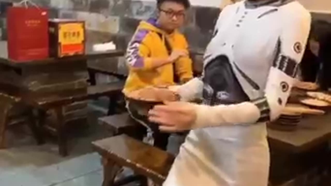 A Robotic Waiter Serves Food at a Chongqing Hotpot Restaurant in China! #chinarobots