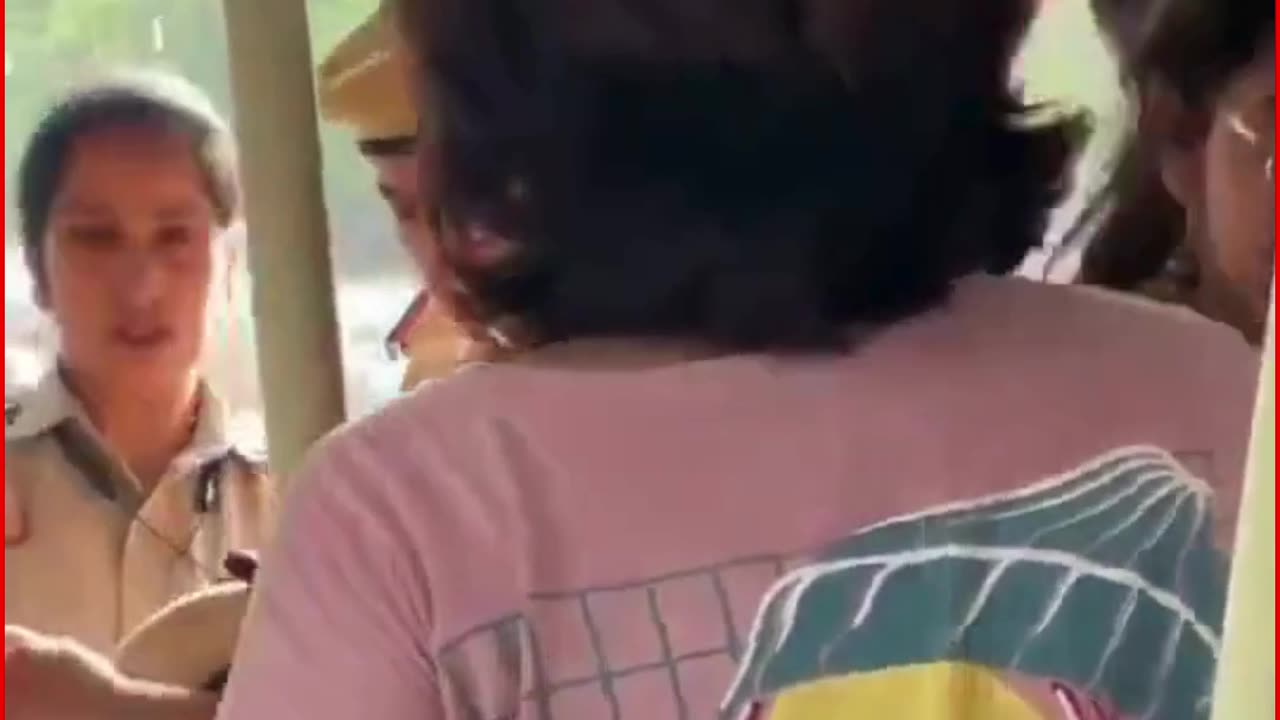 Tug-of-war between dog lovers & police during protest against street dog removal!