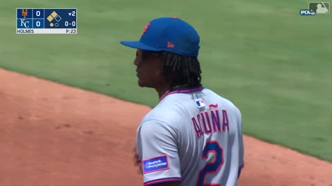 Luisangel Acuña demostrando sus dotes defensivos