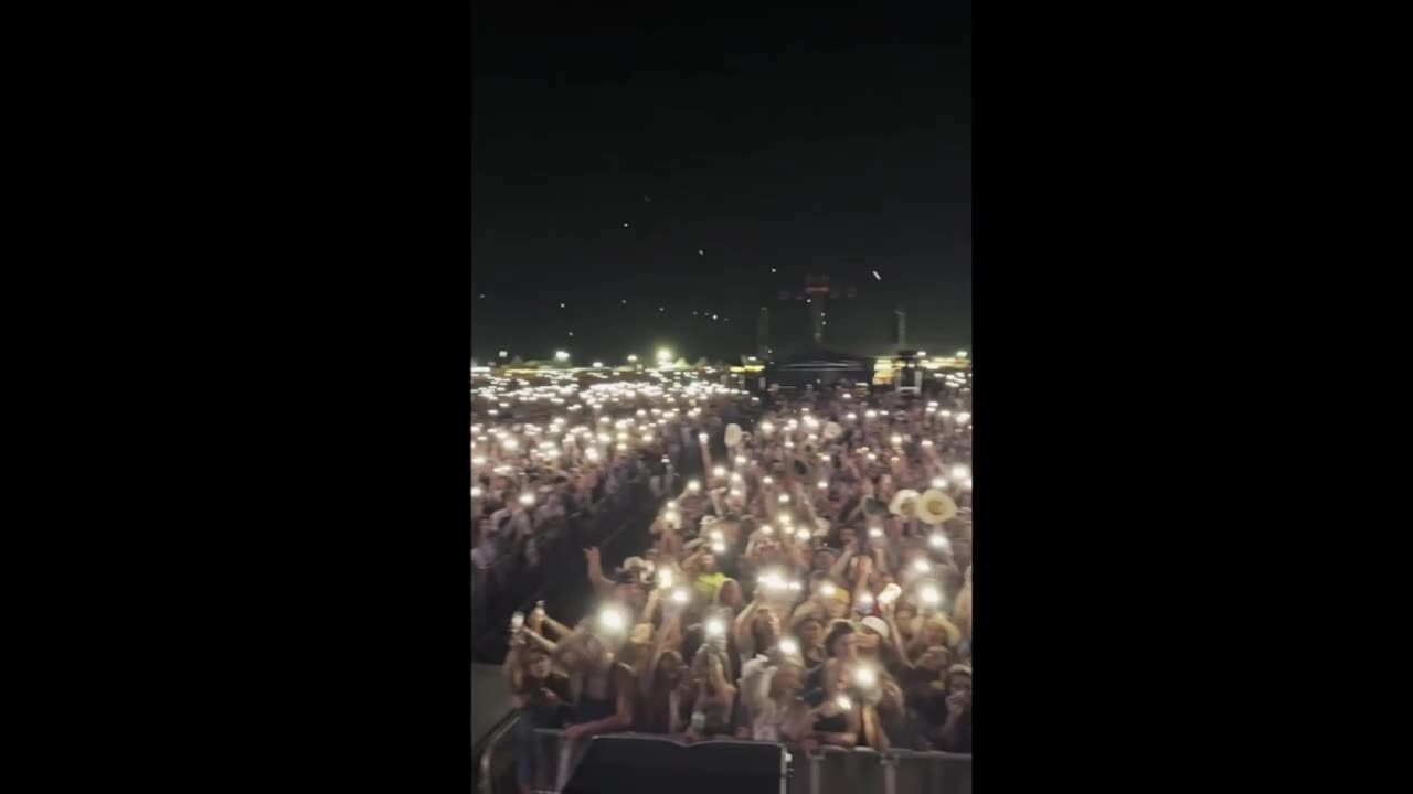 20.000 người yêu nước đã cùng nhau hát bài God Bless the USA để ăn mừng tự do.