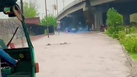 Clouds burst and floods over on peshawar emergency alarms for Pakistan