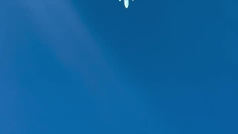 The Qatar Airways airplane is 2000 feet (about 610m) higher and moving faster