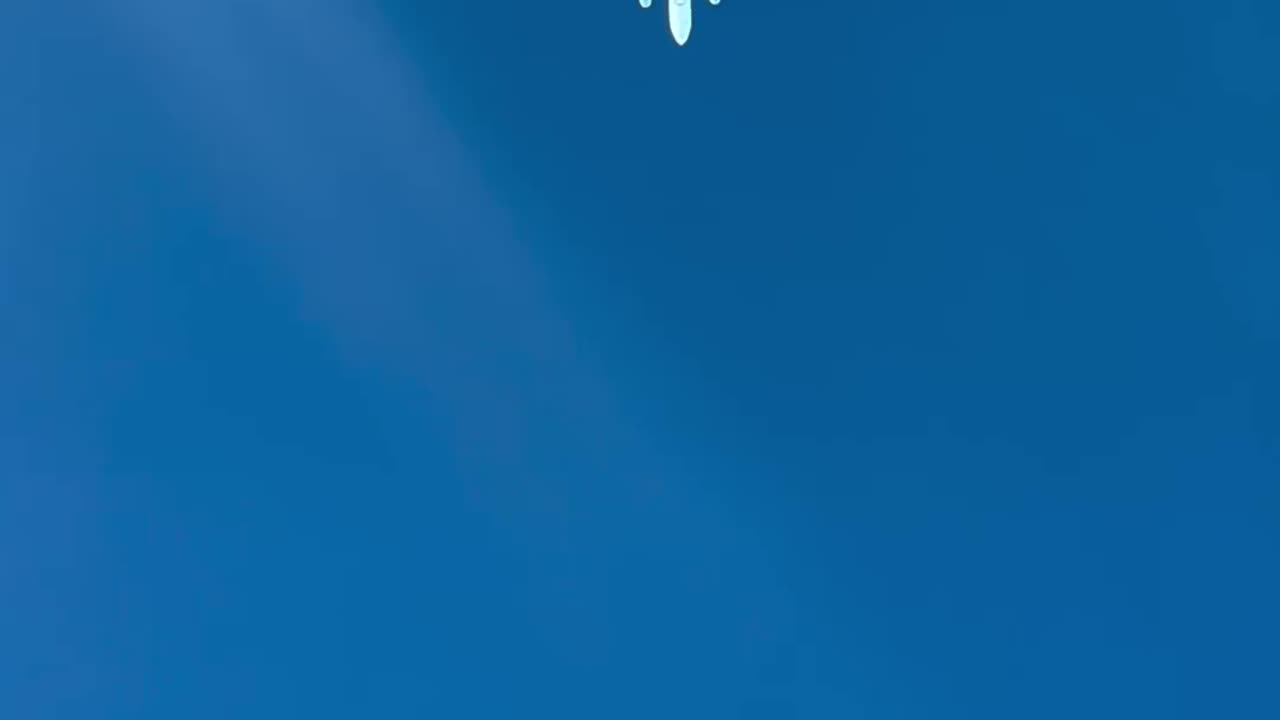 The Qatar Airways airplane is 2000 feet (about 610m) higher and moving faster