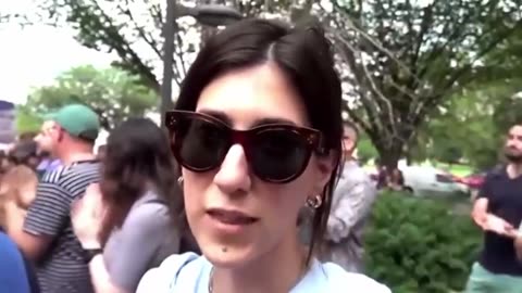 Yuri Kim në protestën kundër shkarkimit të punonjësve nga DASH