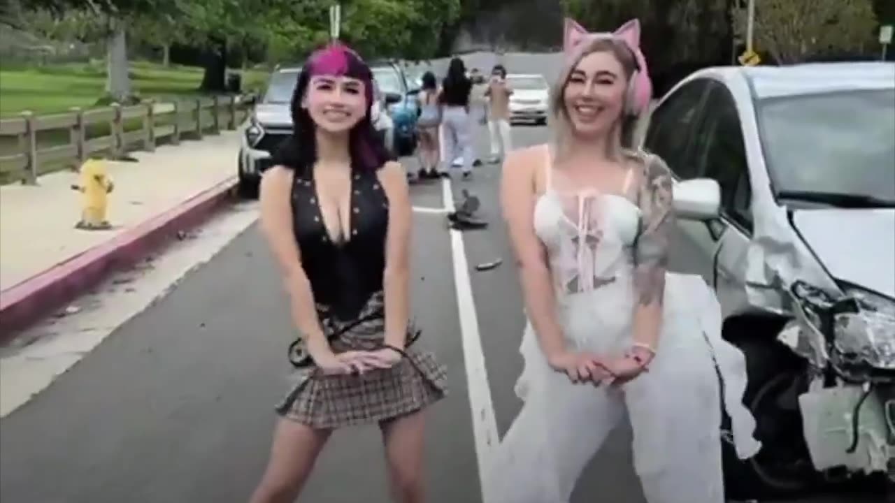 ‘Tiktokers’ se graban bailando tras un accidente de auto
