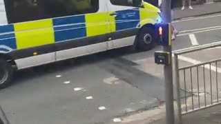British patriots, standing up for elderly, women and children, force Keir Starmer's police to flee.