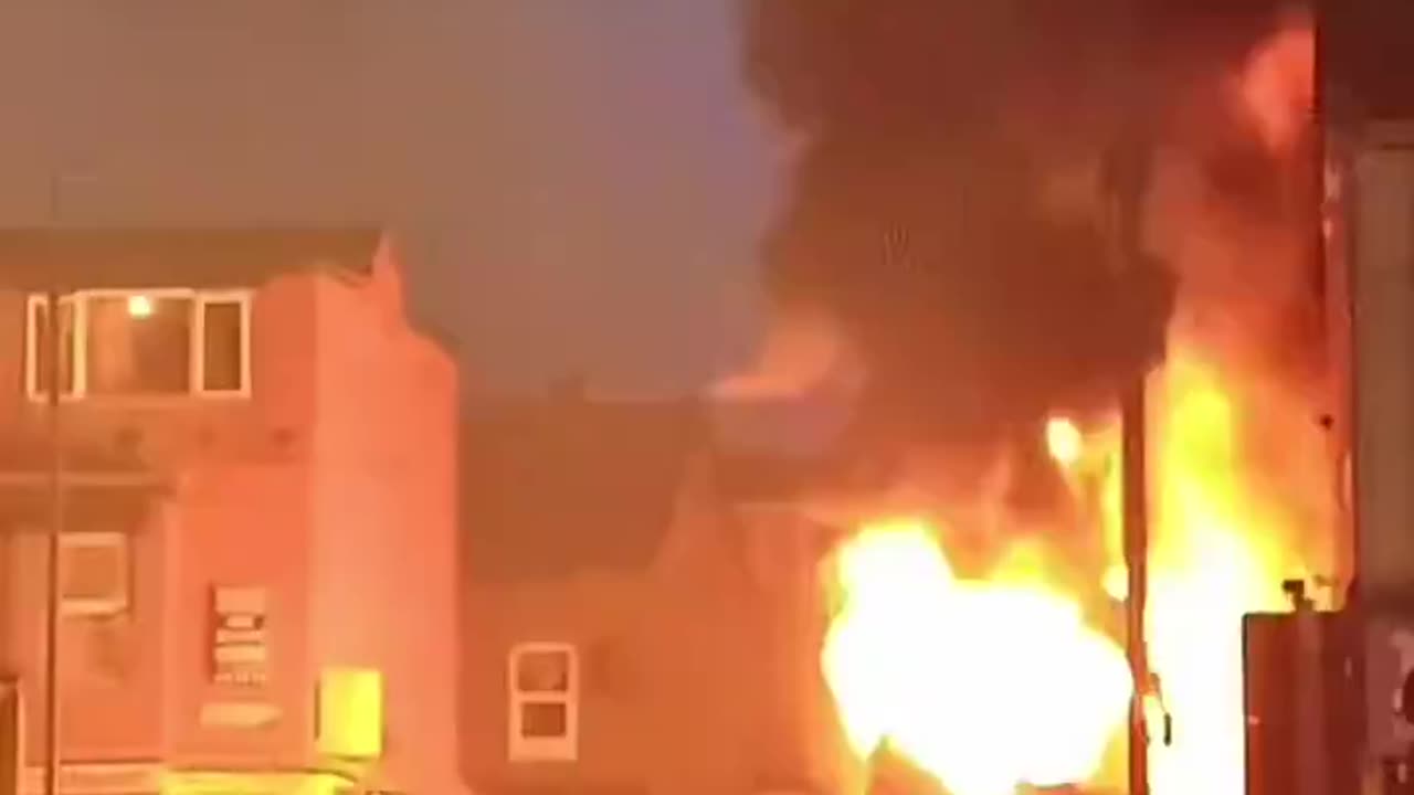 UK 2024: Migrants trash Leeds. Police run away.