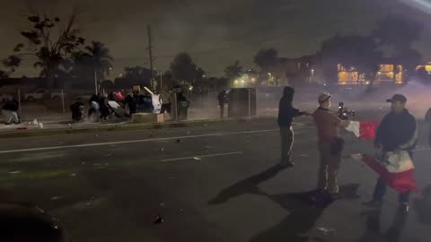 As ANTIFA push to the police line the cops absolutely LIGHT THEM UP