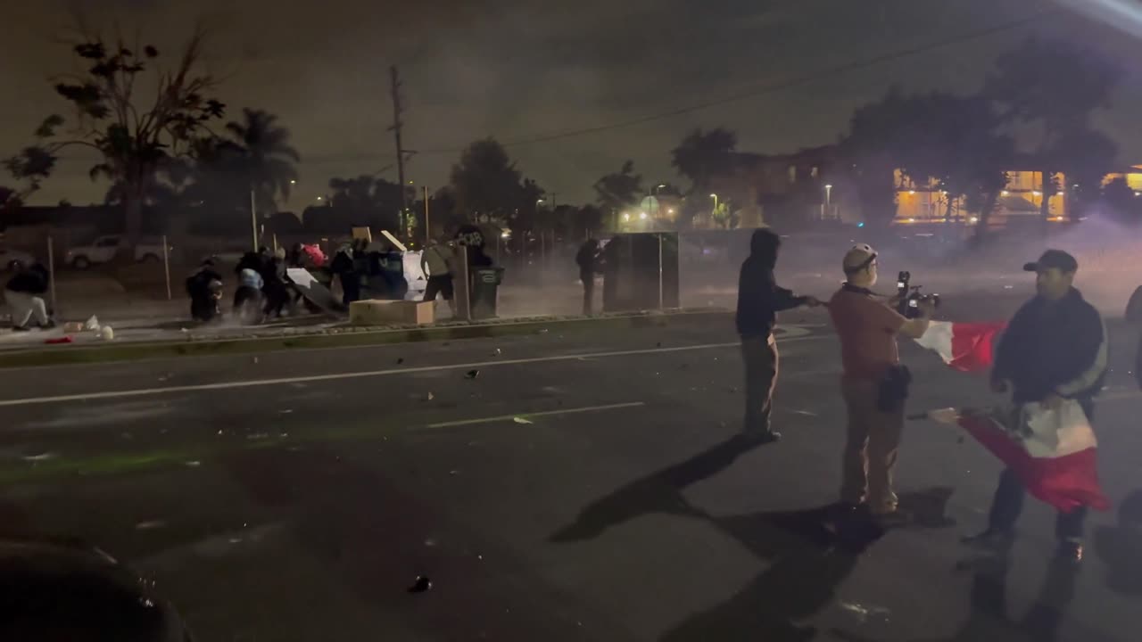 As ANTIFA push to the police line the cops absolutely LIGHT THEM UP