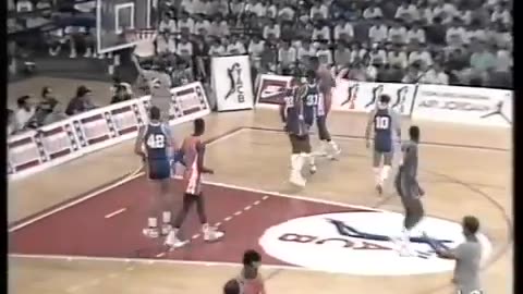 Michael Jordan jugó en la ACB "Partido Presentación Liga ACB" (30 de Agosto, 1990) en español