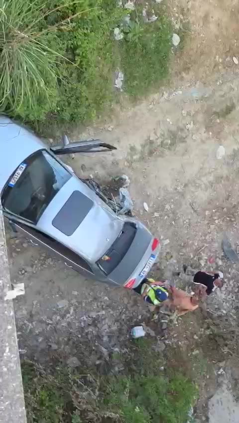 Aksident i rëndë në Peqin–Elbasan, automjeti përfundon poshtë urës