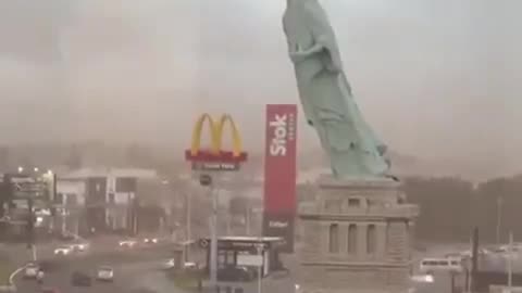 🧐😳 ? Statue of Liberty replica falls in Brazil.