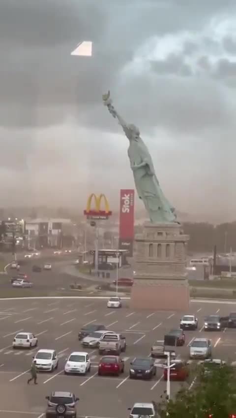 🧐😳 ? Statue of Liberty replica falls in Brazil.