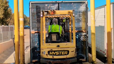 Tight isn't the word #reallifetruckers #ourtruckinglife #trucker #truckinlifestyle #truckdriving