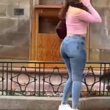 "The Art of Streetwear: 1 Fire Jeans Fit 👟":