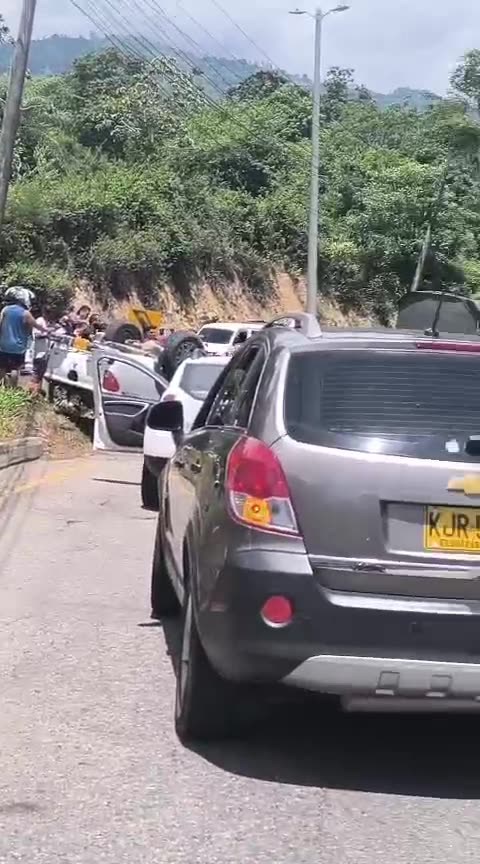 Camioneta se volcó en el sector La Cemento en la vía Bucaramanga-Rionegro