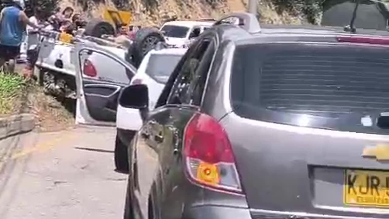 Camioneta se volcó en el sector La Cemento en la vía Bucaramanga-Rionegro