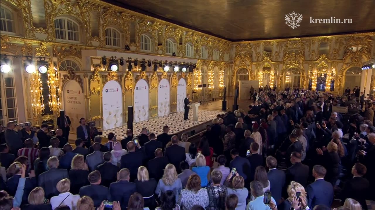 Президент выступает на пленарном заседании XI Санкт