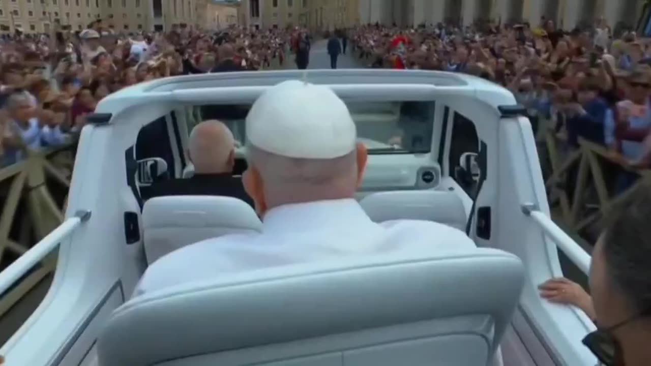 #POPE #DEAD This was goodbye , Pope Francis travelled through St. Peter's Square in Popemobile