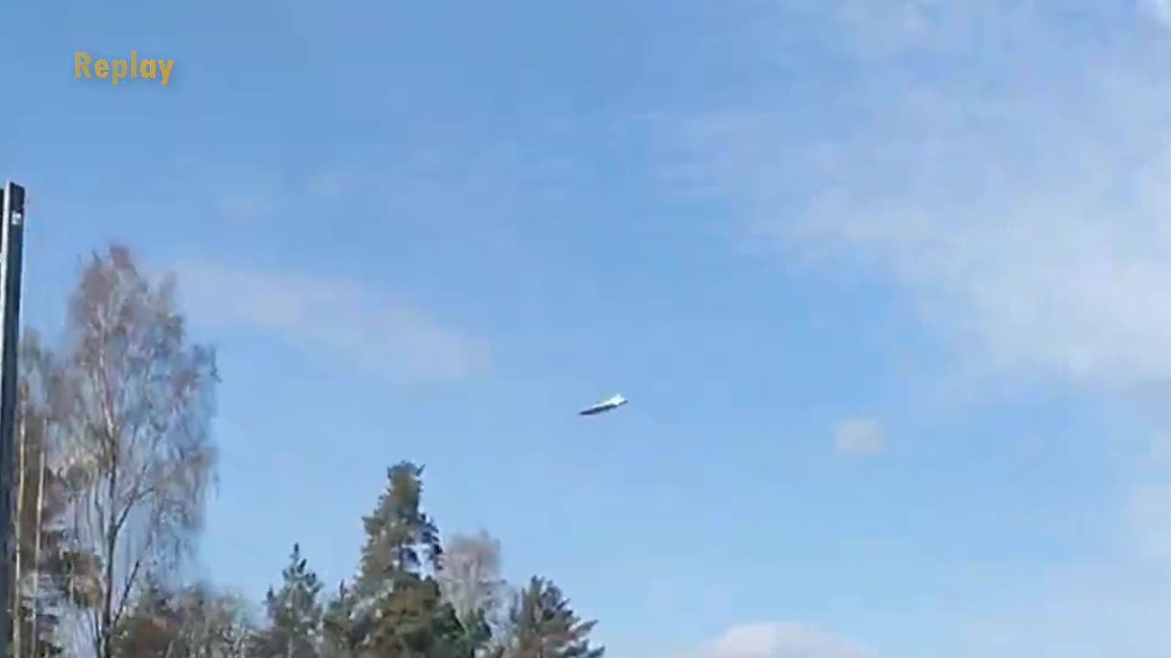 Un vaisseau spatial près du soleil L'OVNI est très proche