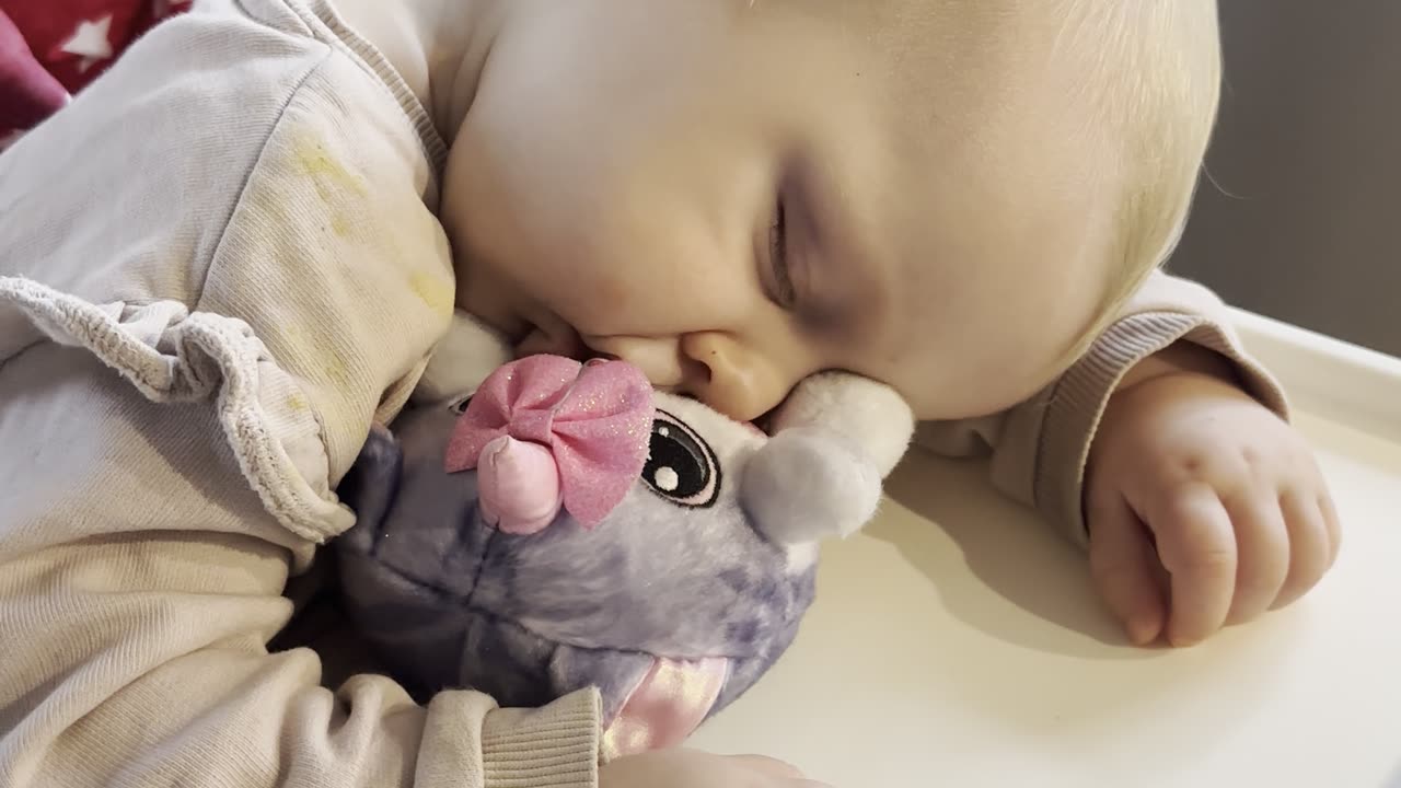 baby kayla was just too sleepy 💤 fell asleep while sitting up! cutest little nap fail ever 😍