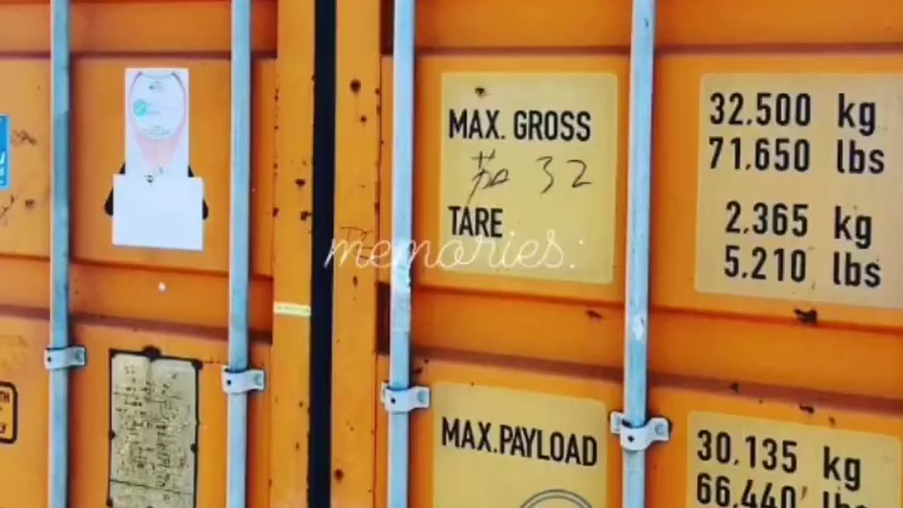 Don’t you just love containers! 🤩🌅#greatcontainers #goldencontainers#USAContainers #storage