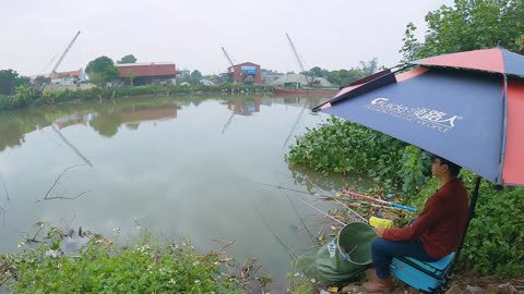 Der große Fisch Angeln im Flussstro