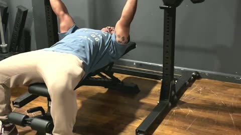 🏋️‍♂️No Plates, No Problem. Watch This Trainer #benchpress w/#Dumbbells Only🏋️‍♂️.