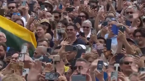 El Papa León XIV imparte su primera bendición dominical desde la Basílica de San Pedro