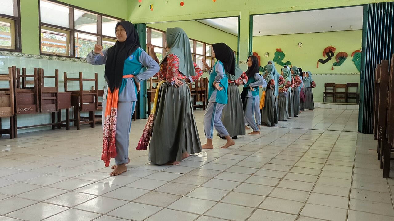 LATIHAN TARI TANJUNG GEMIRANG