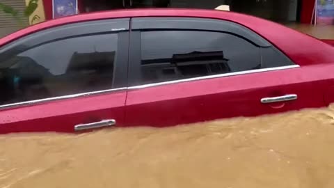 Aussie Adventurer Battles Typhoon Floods in Vietnam 🌊🇦🇺