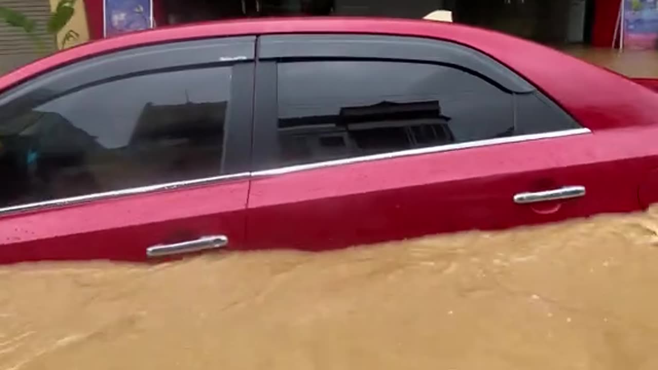 Aussie Adventurer Battles Typhoon Floods in Vietnam 🌊🇦🇺