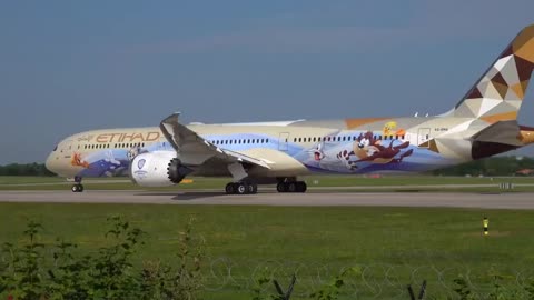 Taxiing and takeoff of the Boeing 787-10 Dreamliner of Etihad Airways at Manchester Airport