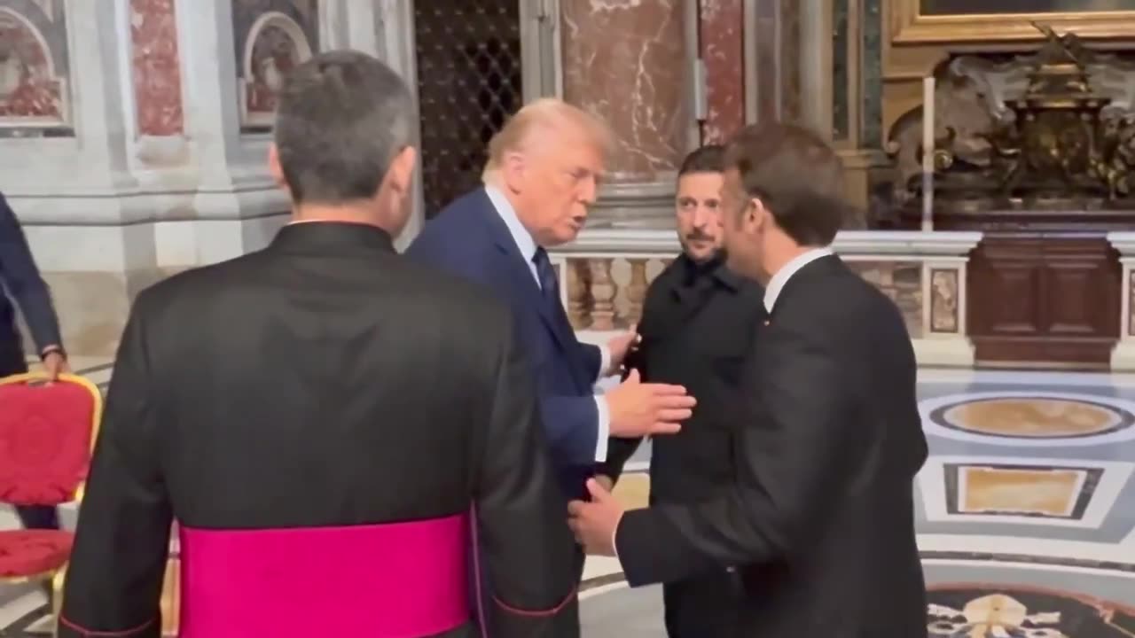 🇺🇸🇺🇦🇫🇷 A video of today's meeting between Trump, Zelensky and Macron in the Vatican.