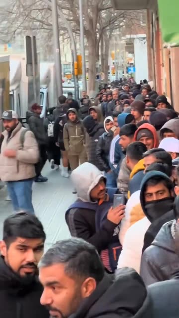 Pakistanis, and not only them, in Spain want the documents promised by Pedro Sanchez. Madness.