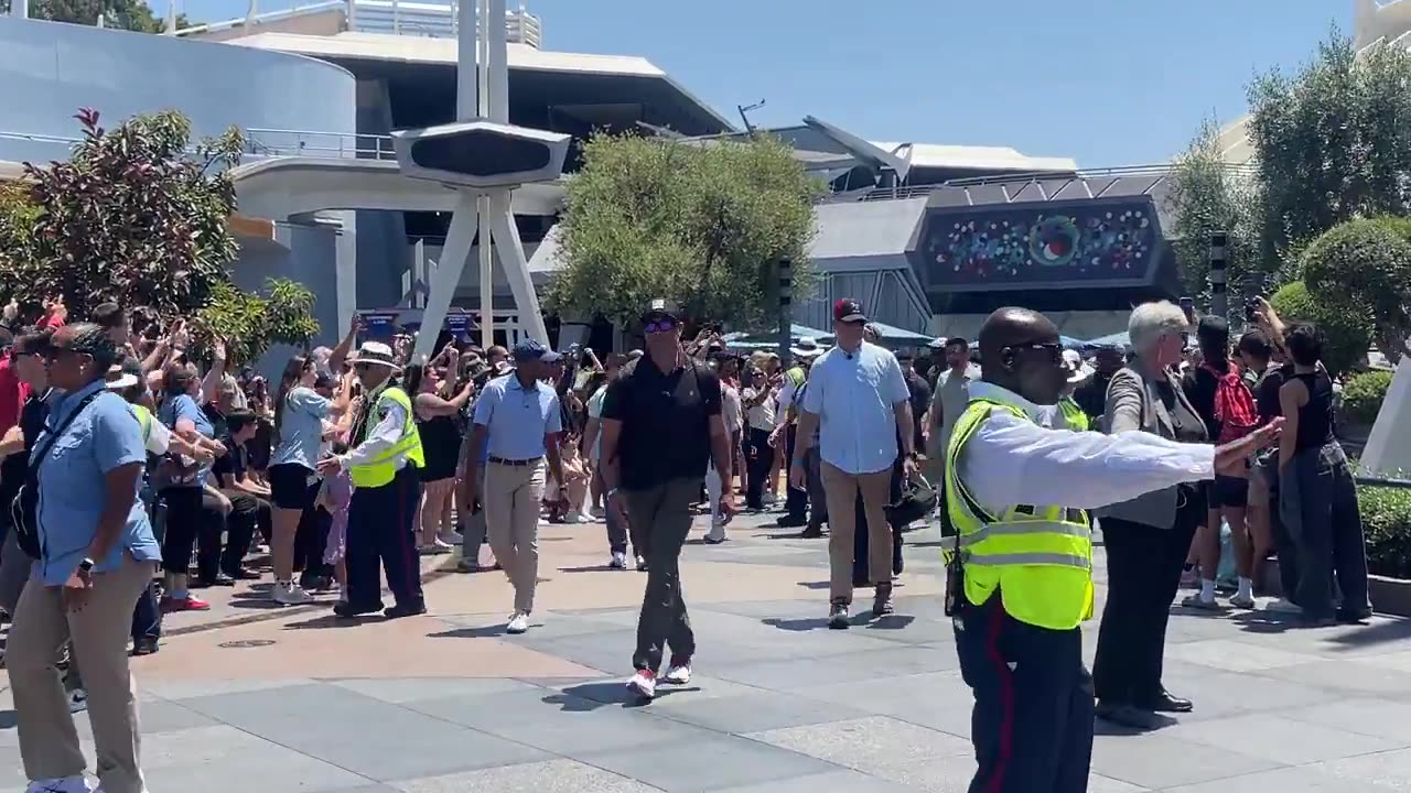 VP JD Vance treated w/ many more cheers than boos during family visit to Disneyland yesterday