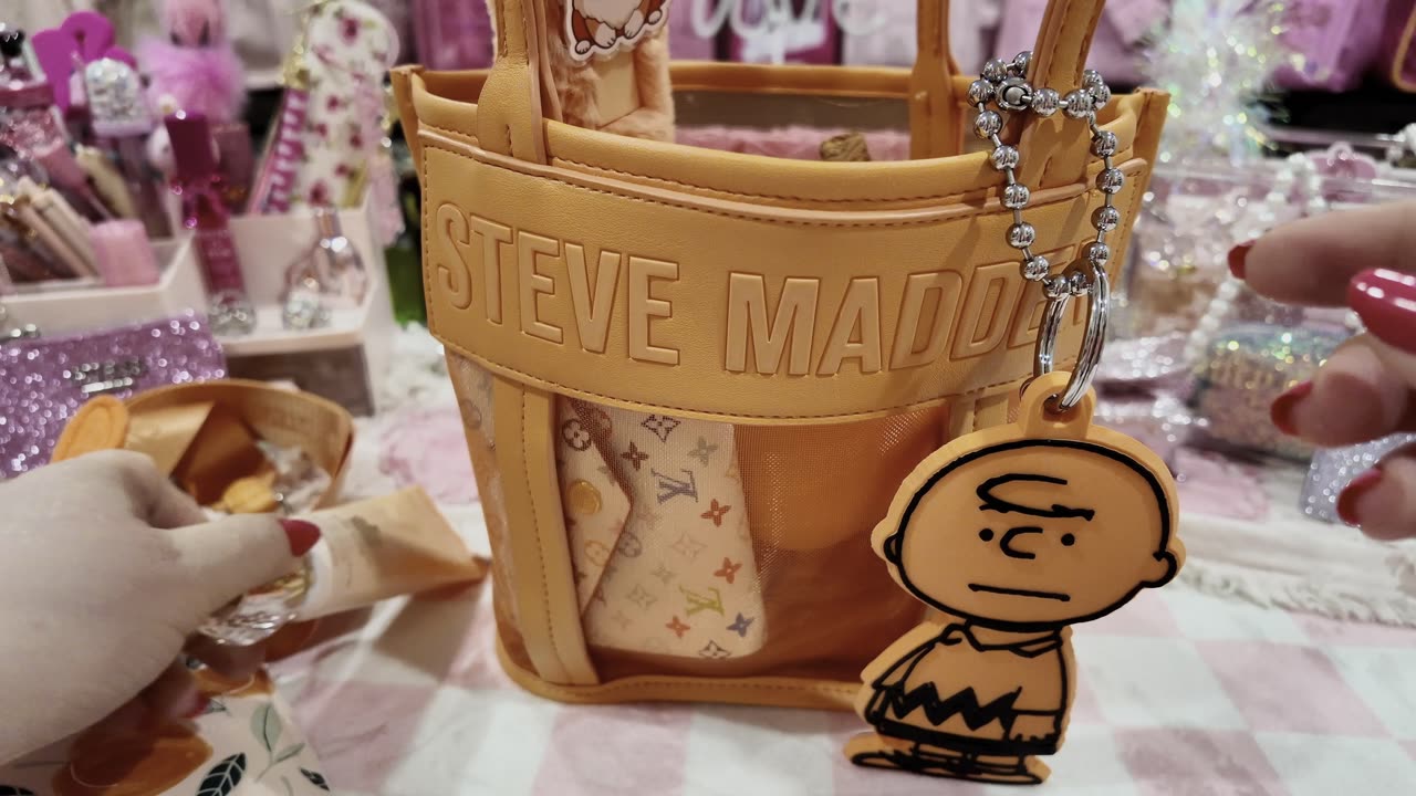 What is in my Steve Madden Orange Mesh Bag. 🍊🍊🍊