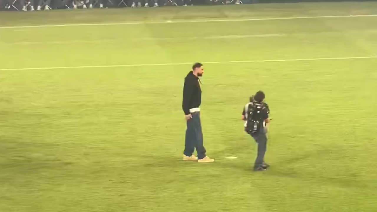 Emotional moment for Gigio Donnarumma as he says goodbye to PSG fans