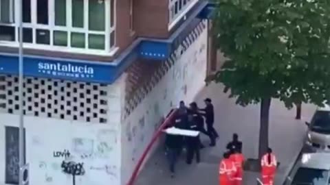 In Spain, a criminal evades arrest by more than 10 police officers. Incredible.