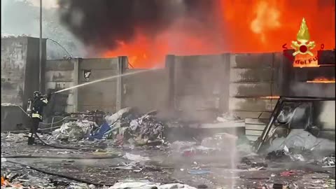 CATANIA. INCENDIO ALL'EX ITALCEMENTI, VIGILI DEL FUOCO SUL POSTO (18.03.25)