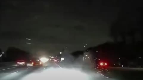 Un rayo impacta una autopista en EE.UU. y sorprende a los conductores