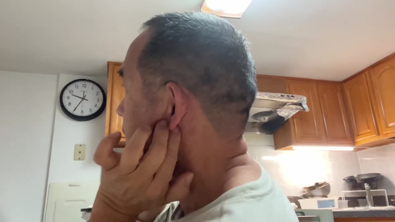 Luodong Teaches How To Massage Head And Ears