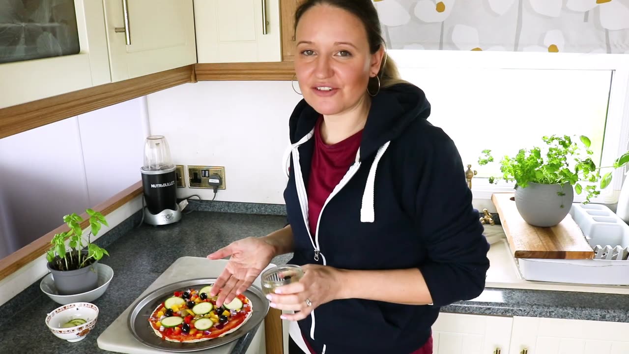 Easy Vegan Recipes QUICK Healthy Pizza (Made With Tortilla Wraps)