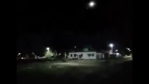 La vidéo a été tournée à Buenos Aires Un objet lumineux émet des sons et provoque une panne...