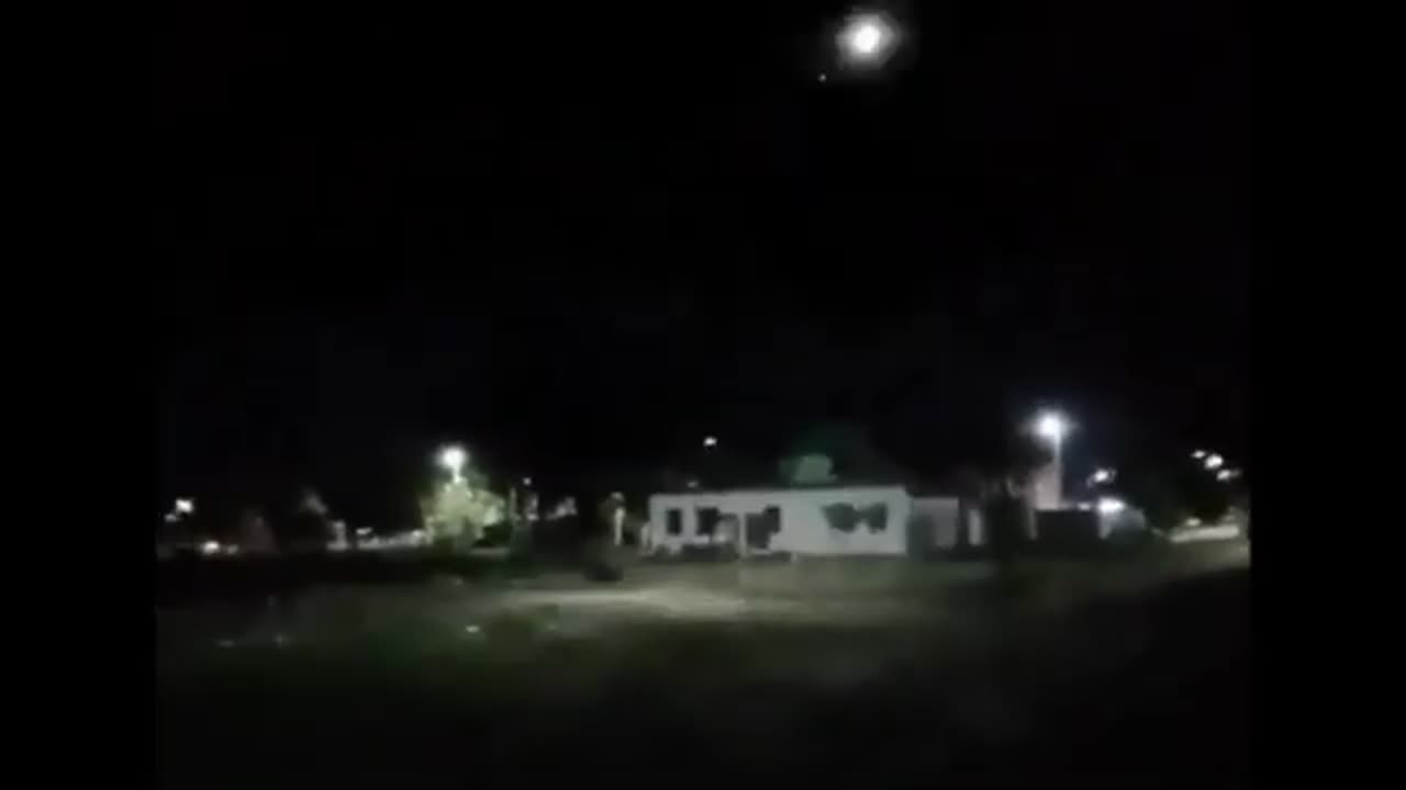 La vidéo a été tournée à Buenos Aires Un objet lumineux émet des sons et provoque une panne...